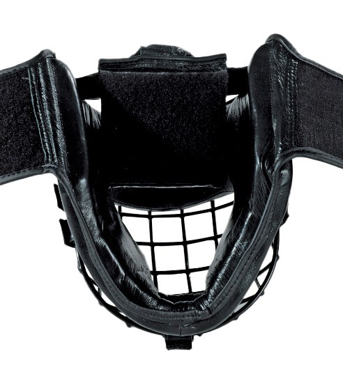 Casque avec grille en fer
