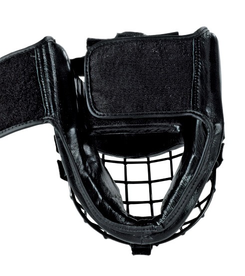 Casque avec grille en fer
